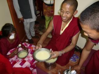 僧侶は私たちのご飯を用意してくれたり、患者さんのご飯も運んでくれます
